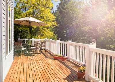 Terrasse en bois et rampe d’aluminium